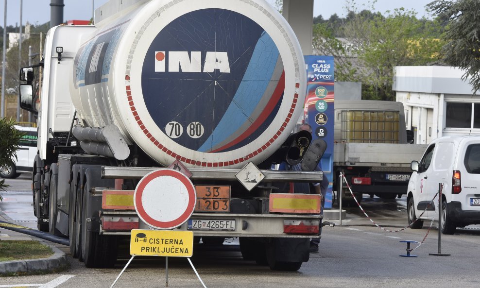 INA ograničila točenje goriva uoči novog poskupljenja