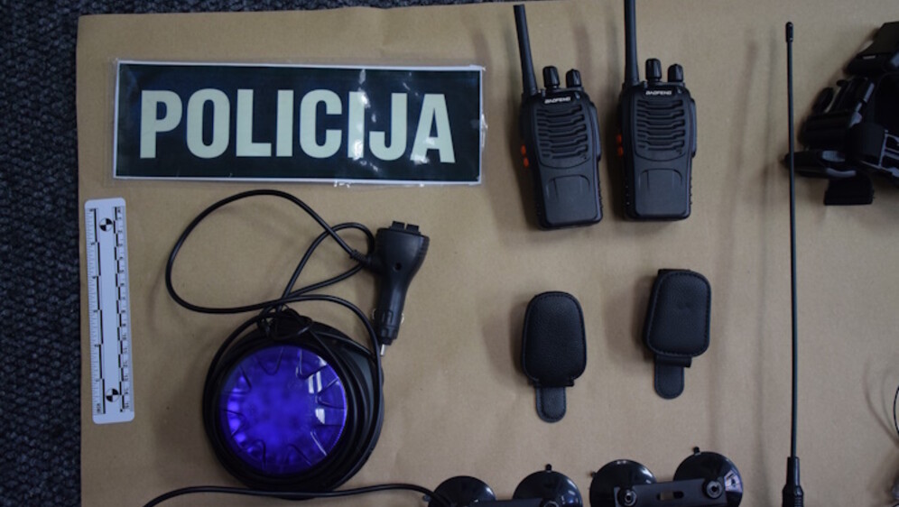 UPALJENE ROTIRKE Projurio kroz dva crvena pa policajcima pokazao značku: Nevjerojatno što je sve imao u autu