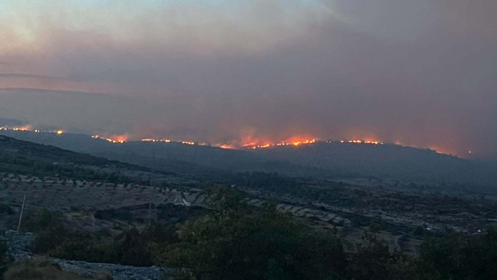 Veliki požar na Braču i dalje je aktivan, a vatrena fronta proteže se preko širokog područja otoka
