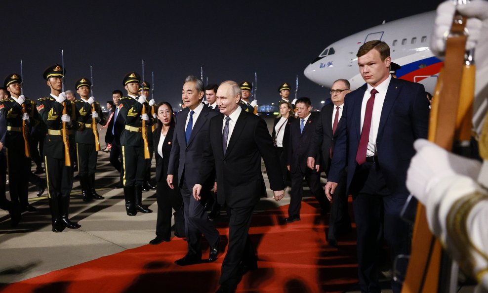 Putin stigao u Peking. Evo kako su ga dočekali