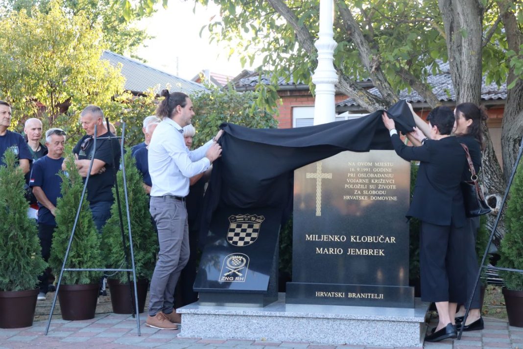 Križevci odali počast svojim braniteljima: Otkriveno obnovljeno spomen-obilježje prvim križevačkim žrtvama Domovinskog rata