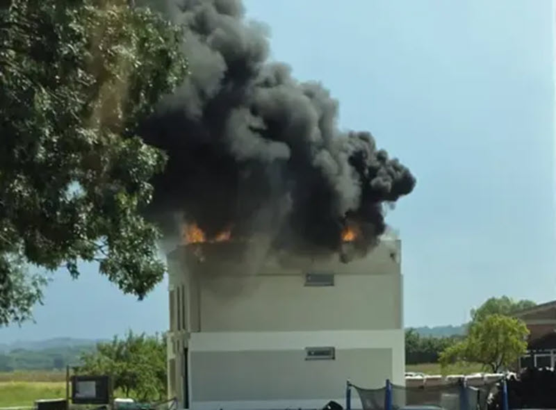 Veliki požar na stambenoj zgradi u Đurđevcu, gust crni dim nadvio se nad grad