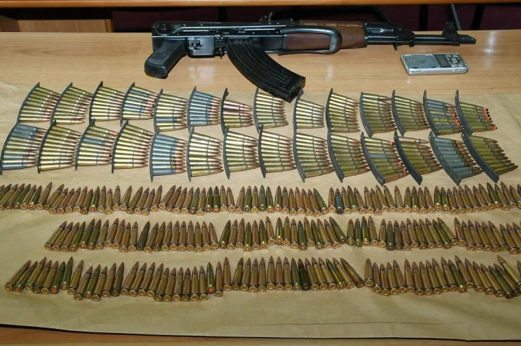 VELIKA ZAPLJENA / Automatska puška, meci i droga: Ovo su našli kod muškarca iz Kutine, policija sve izložila