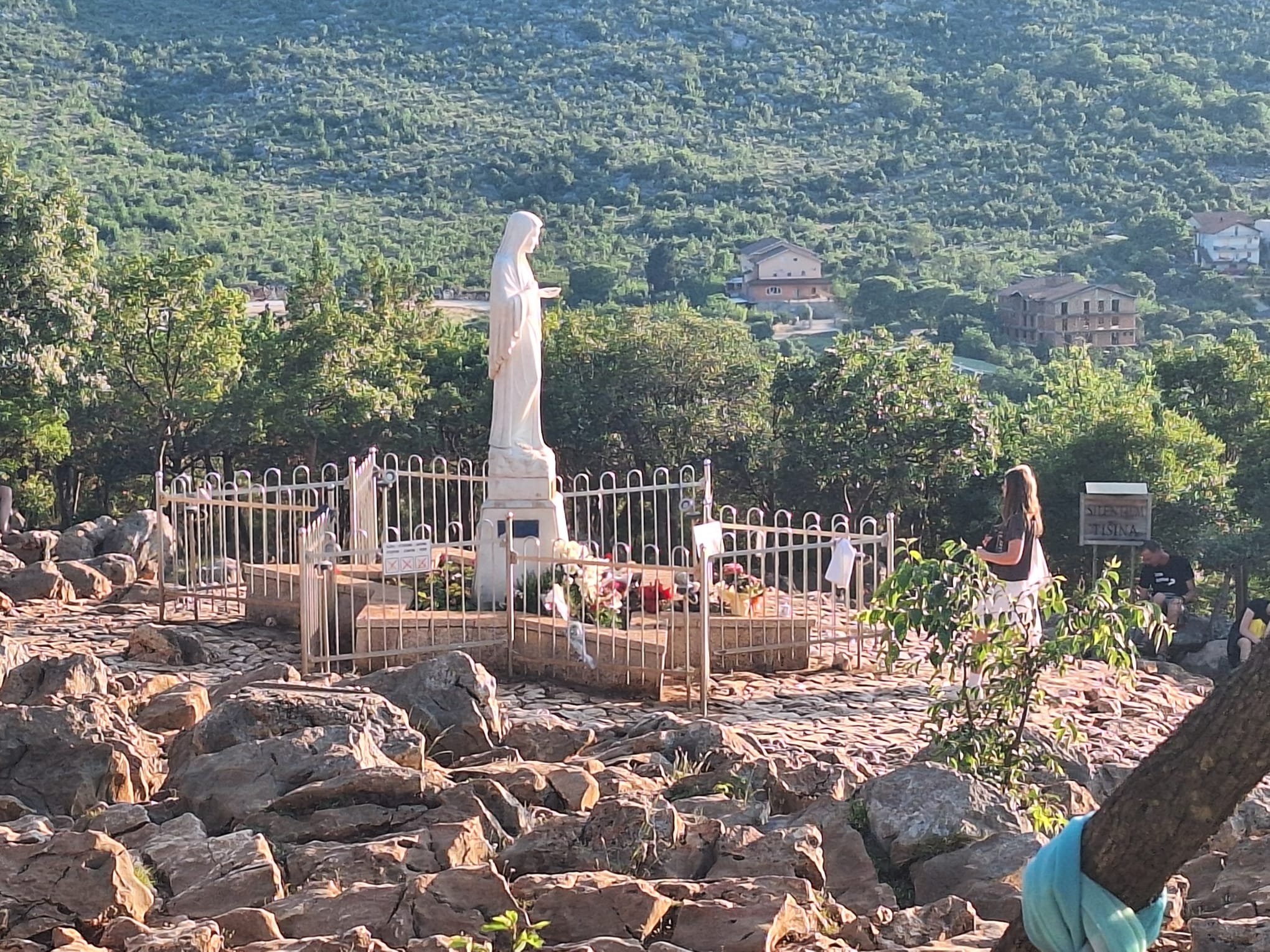 Misterij crnih tragova na Gospinoj haljini: ‘U tijeku je velika bitka između Boga i Sotone’