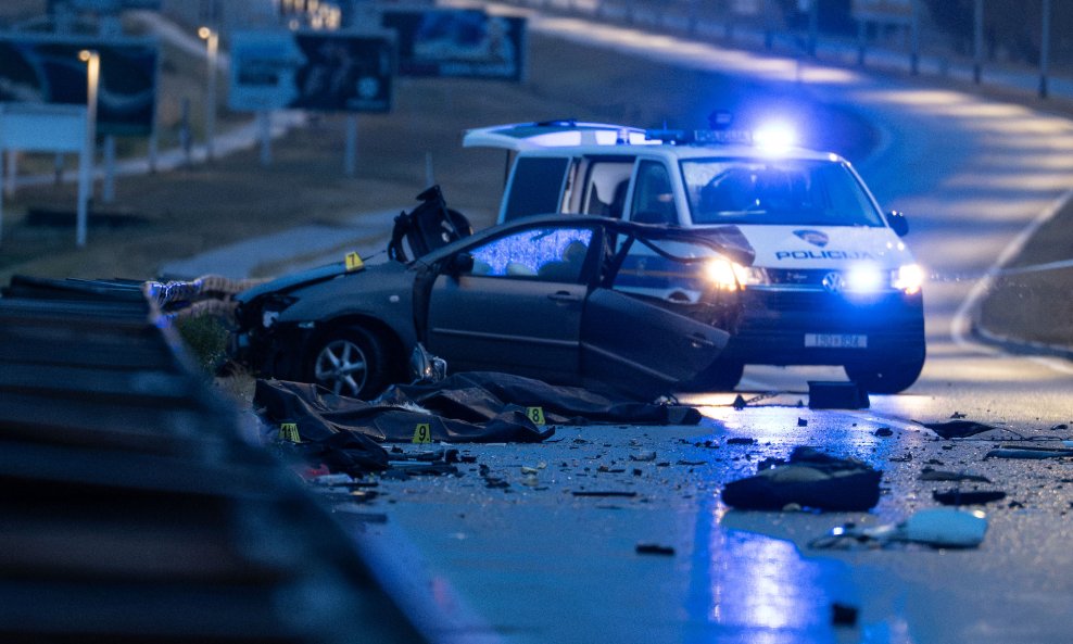 Teška nesreća odnijela dva života, zatvorena cesta prema Zagrebu: 'Auto se prepolovio'