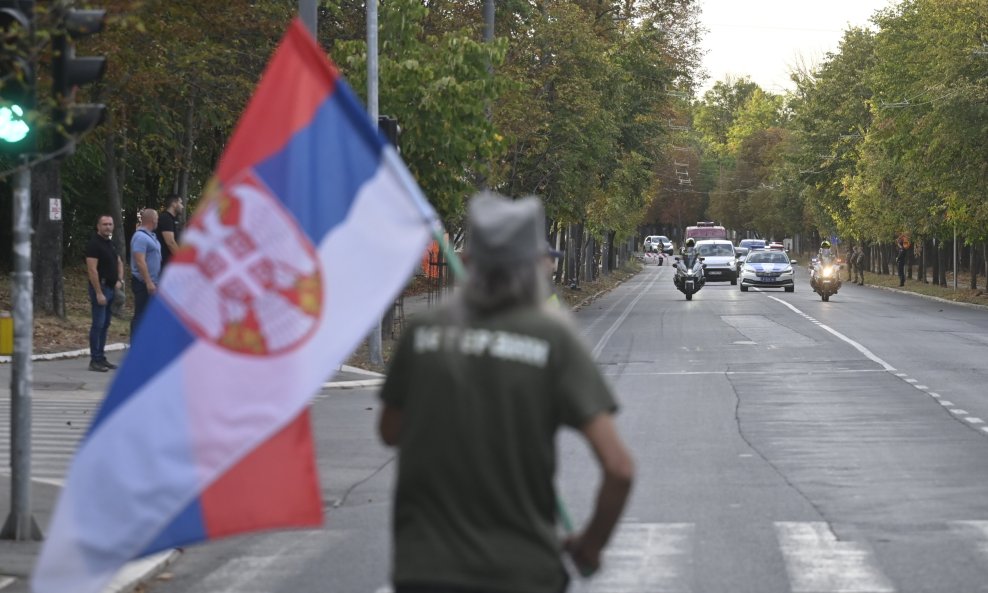 Kolona sa tijelom Ratka Mladića