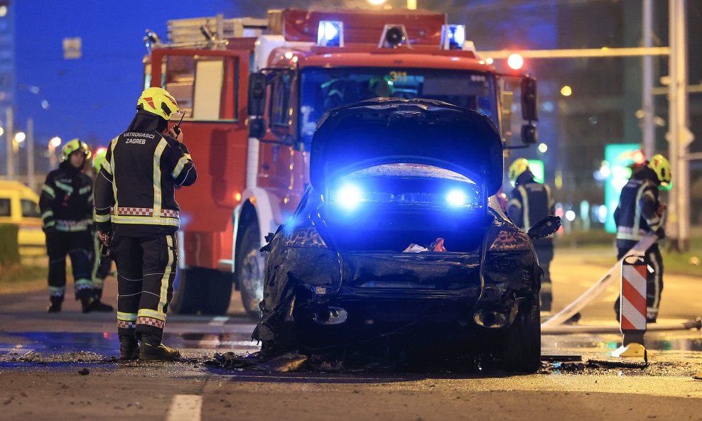 Drama kod Bundeka: Nakon sudara planuli Toyota i policijski auto, policajci spriječili još veću opasnost
