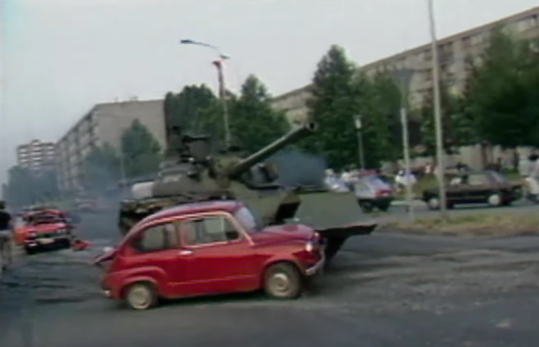 Zvijer od 36 tona protiv malenog automobila: Kako je “Crveni fićo” postao besmrtni simbol osječkog prkosa