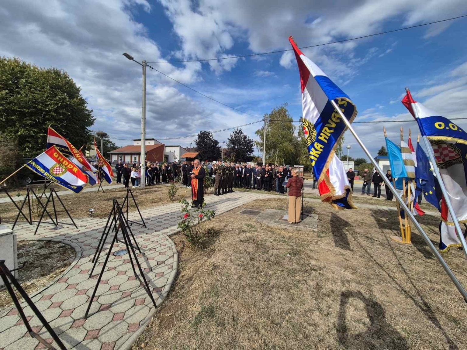 Tragedija u Mikluševcima svjedoči o okrutnom planu progona u Domovinskom ratu. Otkrijte priču o herojstvu branitelja i sjećanju na nevine civilne žrtve.