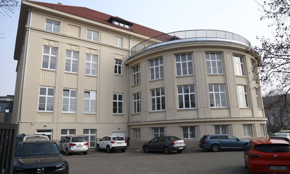 Skandal na Medicinskom fakultetu: Liječnik dobio otkaz zbog poruka studentici