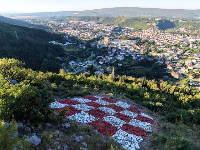 SIMBOL KOJI PRKOSI VREMENU:  Znakovi uklesani u kamen nisu tek oznake u prostoru – oni su svjedoci povijesti, ponosa i identiteta koji traje.
