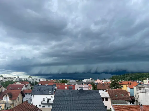 Nevrijeme iz Slovenije stiglo u Hrvatsku: Zagreb u nekoliko minuta prekrili crni olujni oblaci