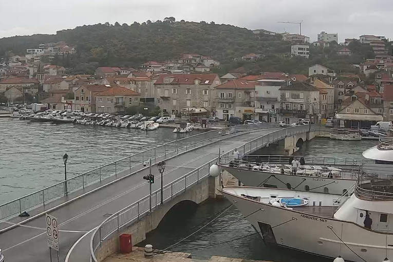 Drama u Trogiru: Muškarac s ubodnom ranom pronađen kod Starog čiovskog mosta, hitno je operiran