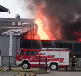 Požar u Pribislavcu gasi više od 50 vatrogasaca, blokirane ceste prema tvrtki