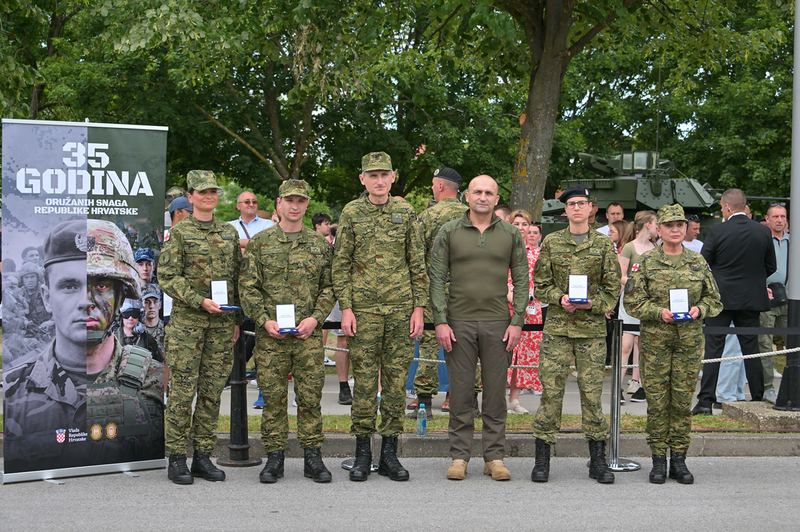 Odlikovani Heroji s Jaruna: Anušić uručio medalje pripadnicima Hrvatske vojske koji su spasili život dječaku