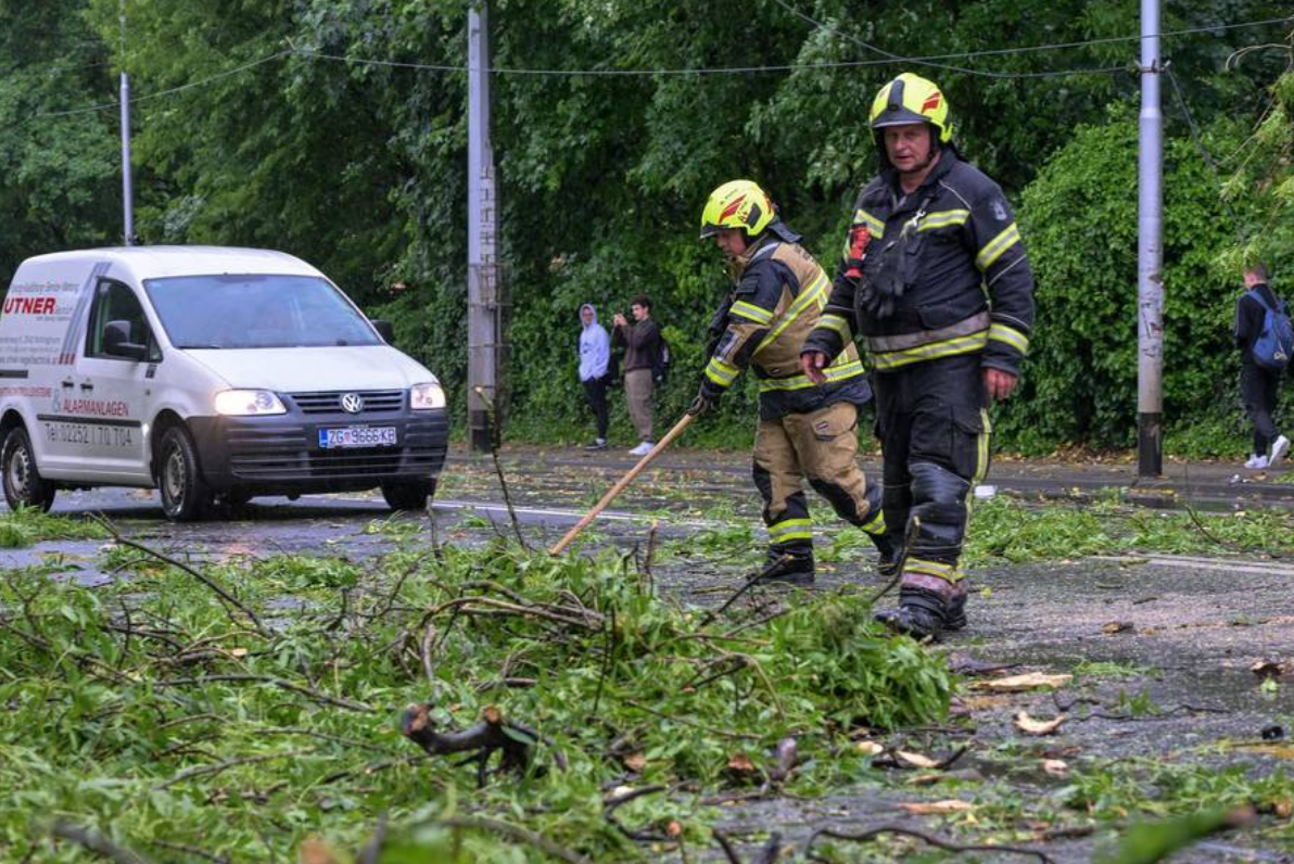 Nevrijeme pogodilo sjever Hrvatske: Stotine poziva građana zbog srušenih stabala i oštećenih krovova