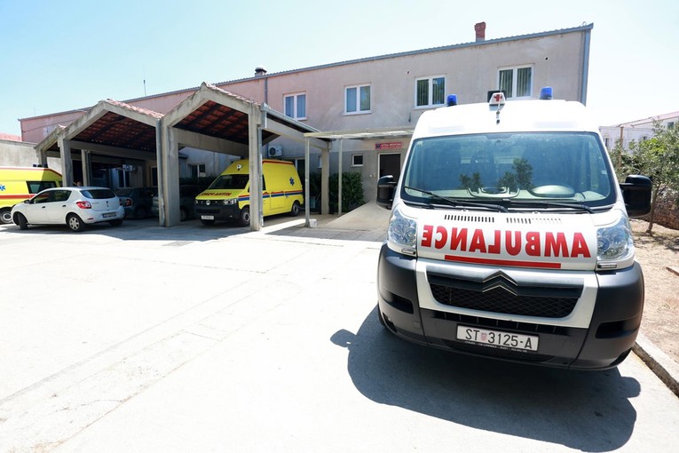 Žena se srušila pred zaključanom hitnom na Braču. Brat: Bio sam u šoku, raspao sam se