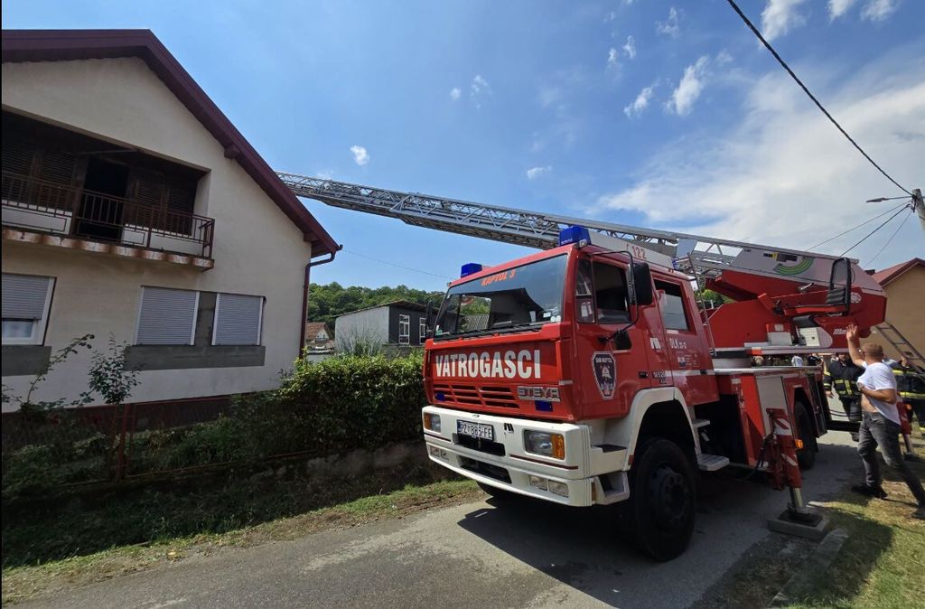 Grom izazvao požar u Vidovcima, oštećene tri obiteljske kuće