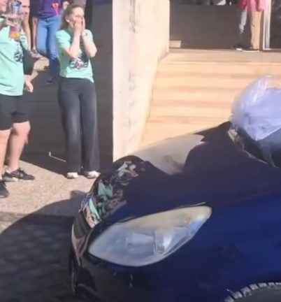 Maturanti iz Zadra razrednici priredili emotivno iznenađenje: U školskom dvorištu dočekao je novi automobil