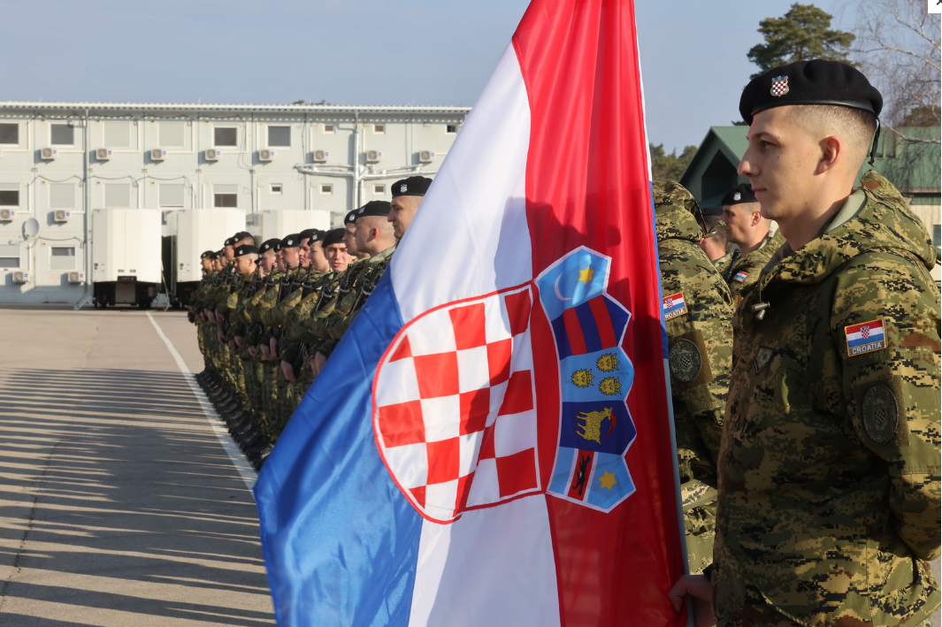 Hrvatski vojnici u Litvi spasili muškarca iz zapaljenog automobila nakon teške nesreće