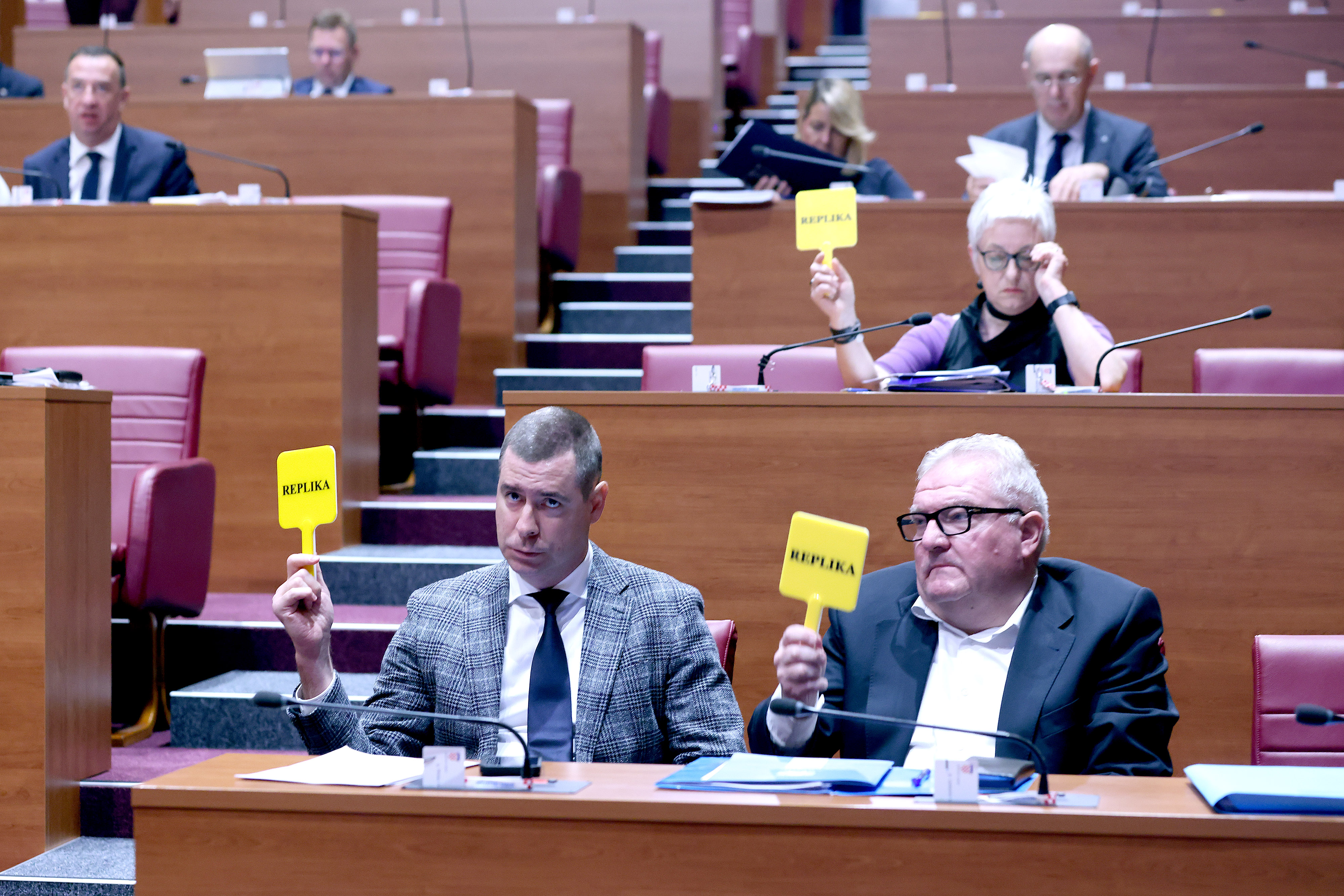 Burno u Saboru zbog gospodarenja otpadom: "HDZ želi zaštititi samo sebe, za ljude vas nije briga!"