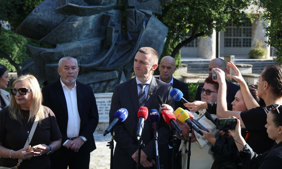 NOVI SUKOB U VLADAJUĆOJ KOALICIJI: DP traži smjenu vlastitog državnog tajnika koji je stao u obranu policije