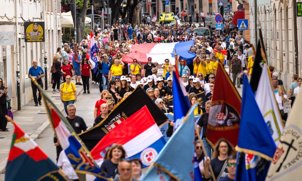 DAN HRVATSKIH BRANITELJICA U Puli održan mimohod hrvatskih braniteljica: Vijorile zastave svih postrojbi
