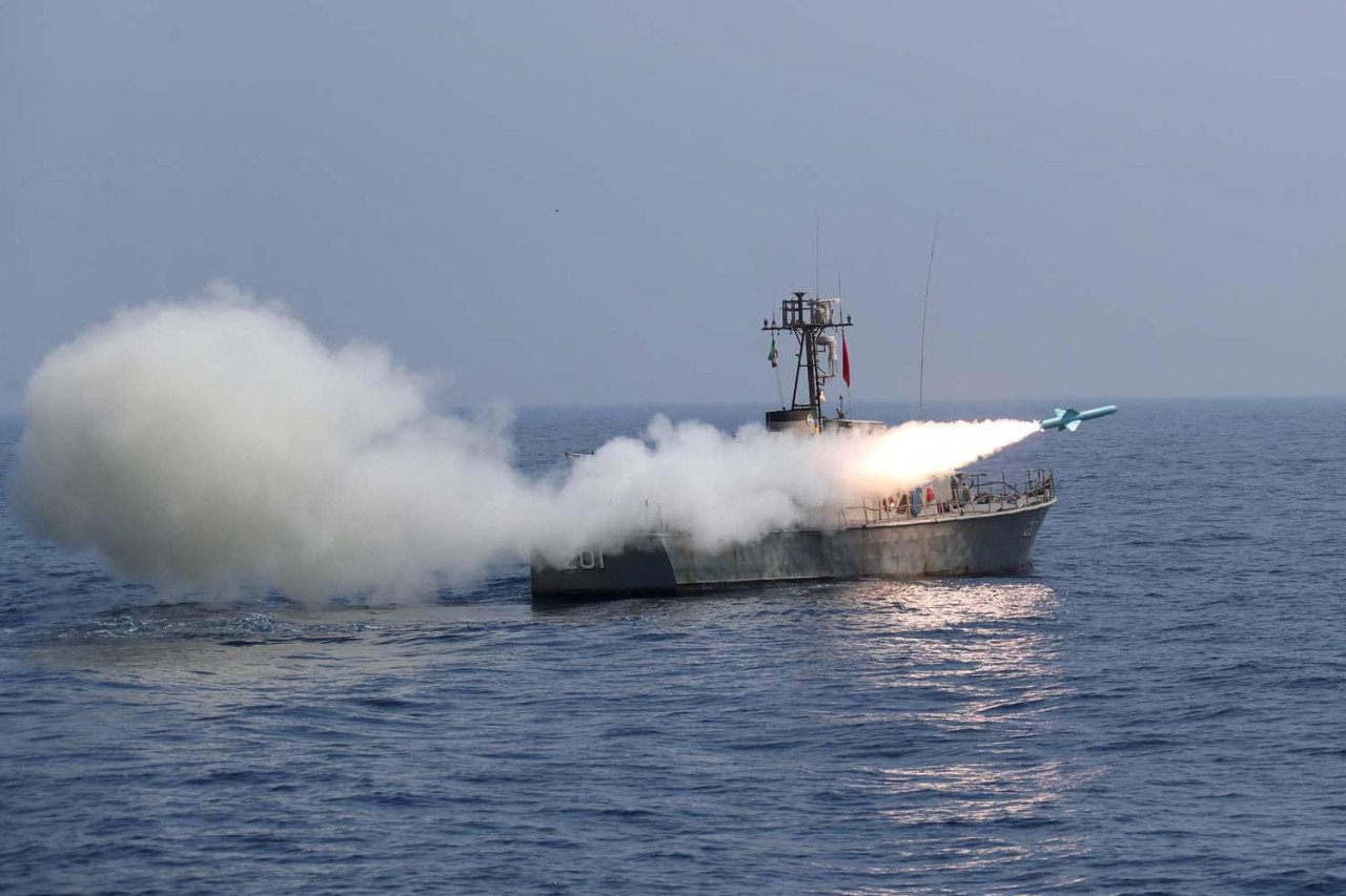 NOVA ESKALACIJA Iran projektilima pogodio tankere u Hormuzu, Washington tvrdi: ‘Stiže osveta!‘