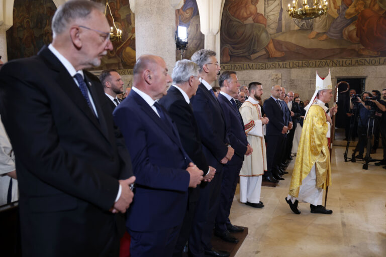 Nadbiskup Kutleša na Dan državnosti: "Narod je dobio državu, ali se još uvijek bori za svoju dušu"