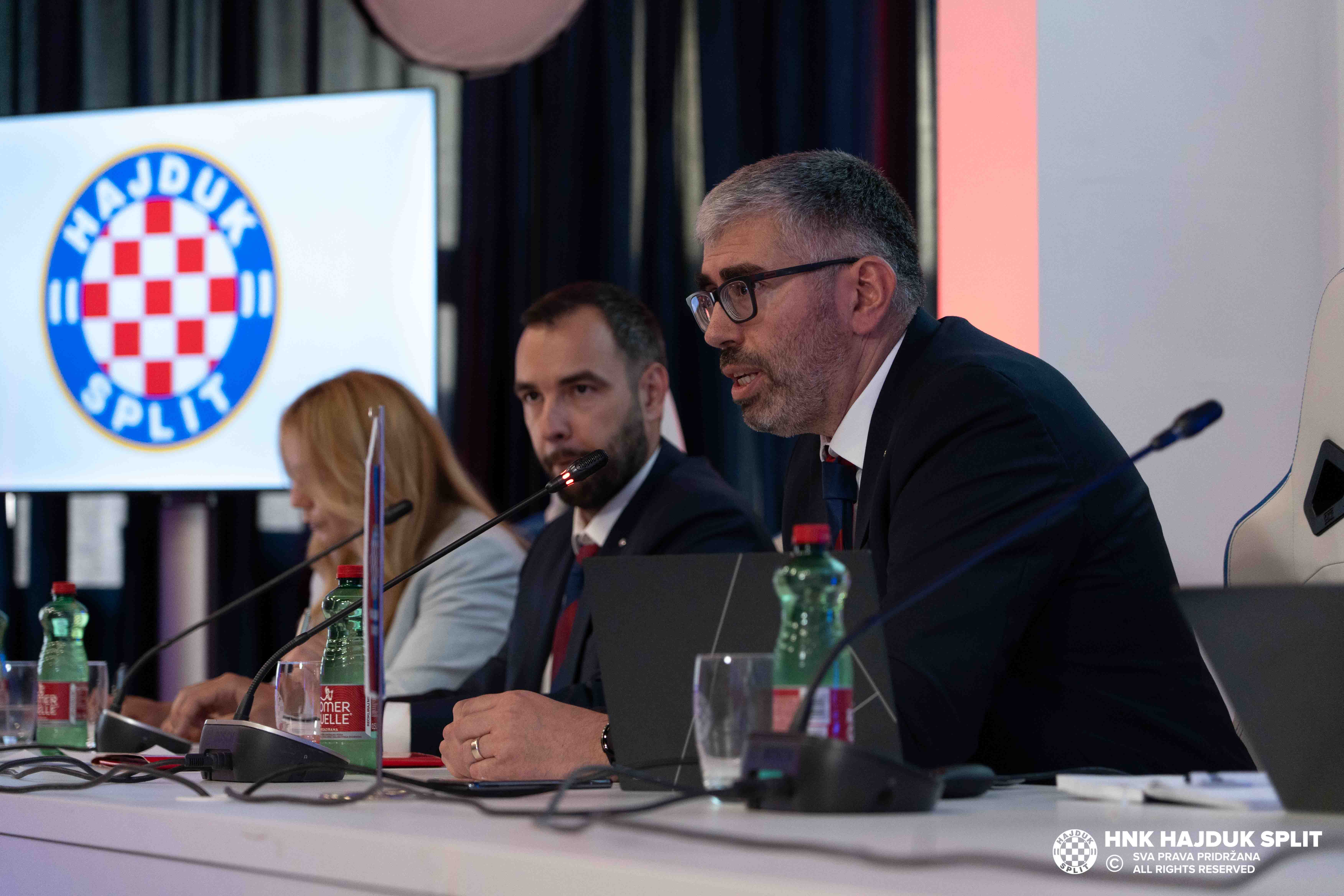 ODRŽANA GLAVNA SKUPŠTINA  HNK HAJDUK S.D.D.: Strahoviti dug trese Hajduk, višemilijunska ponuda se ‘zagubila‘ u ladici, a svi na Poljudu hladno šute
