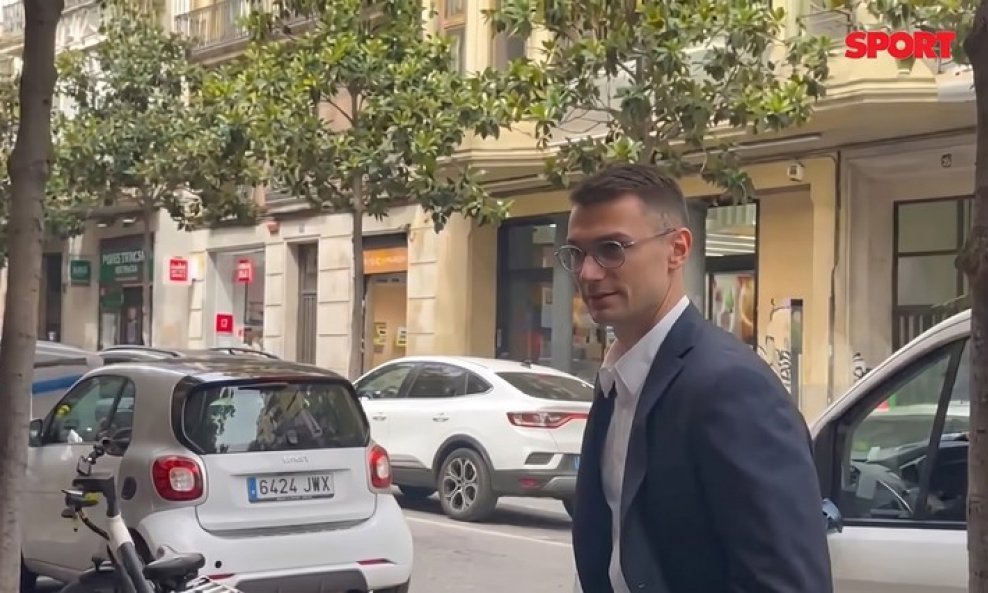 Stigao je Livaković potpisao za Barcu: Evo što je odmah napravio