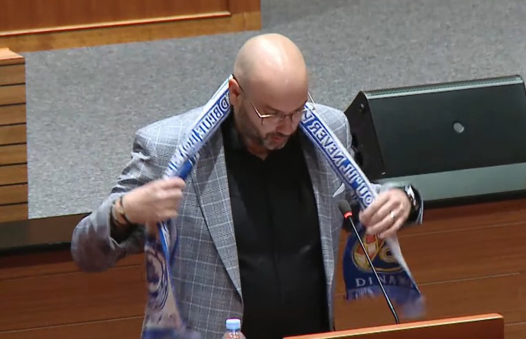 Saborski zastupnik stavio Dinamov šal oko vrata: "I ja sam Bad Blue Boys..."