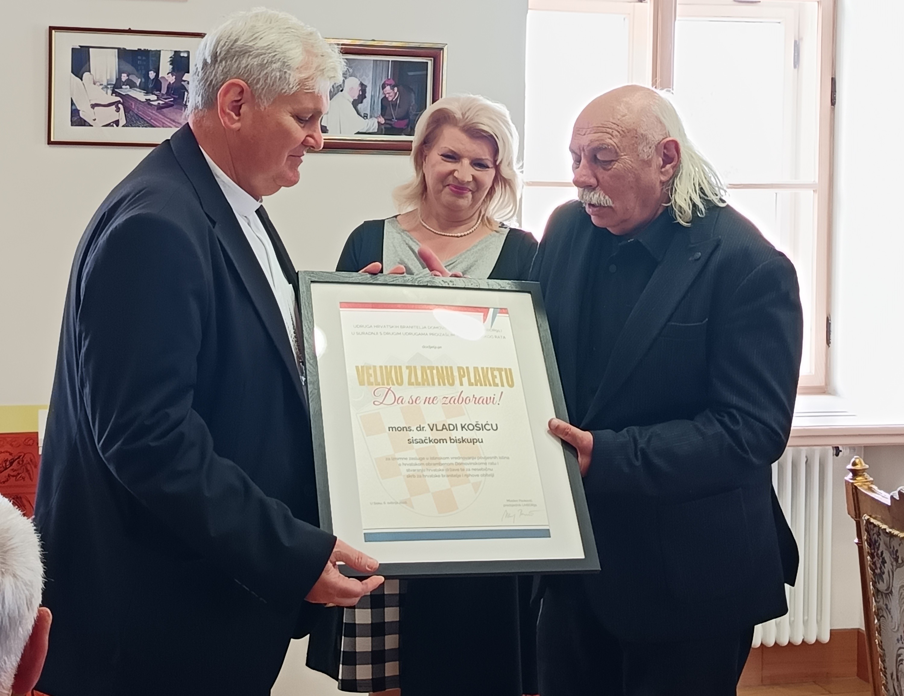 Biskup Vlado Košić primio „Veliku zlatnu plaketu – Da se ne zaboravi“