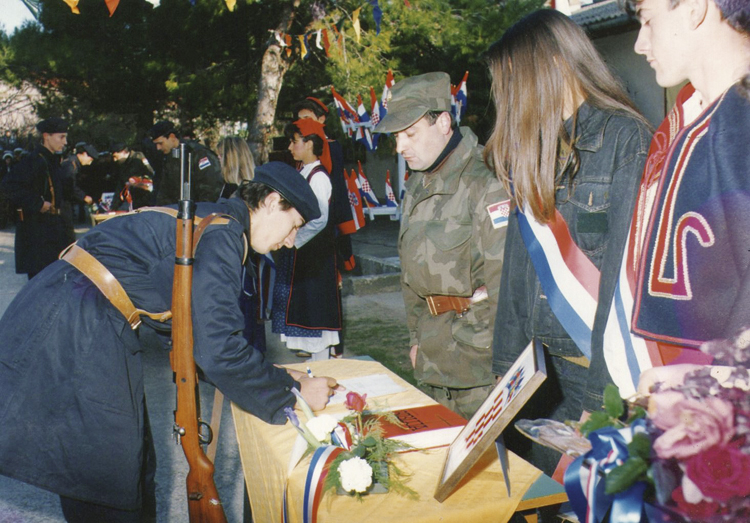U Pločama 5. listopada 1991. ustrojena prva postrojba hrvatskih ročnika