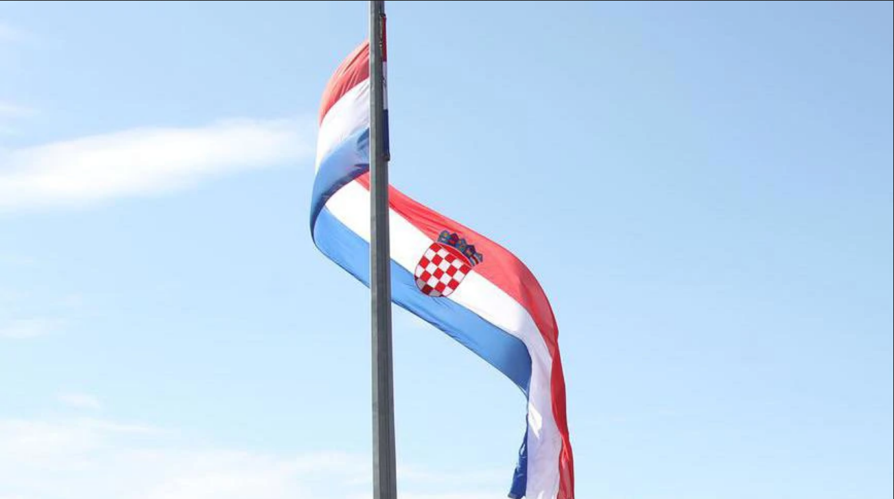 Kamenjem gađala hrvatsku zastavu, policija je uhitila
