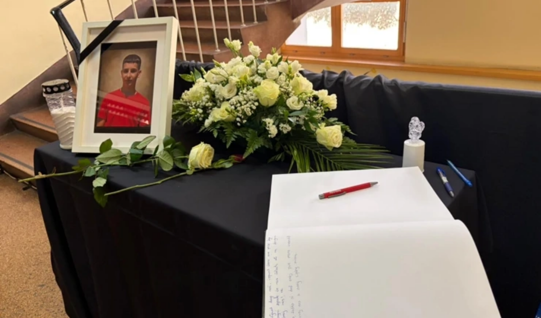 Tragedija u Drnišu: Komemoracija za Luku Milovca okupila obitelj, prijatelje i građane