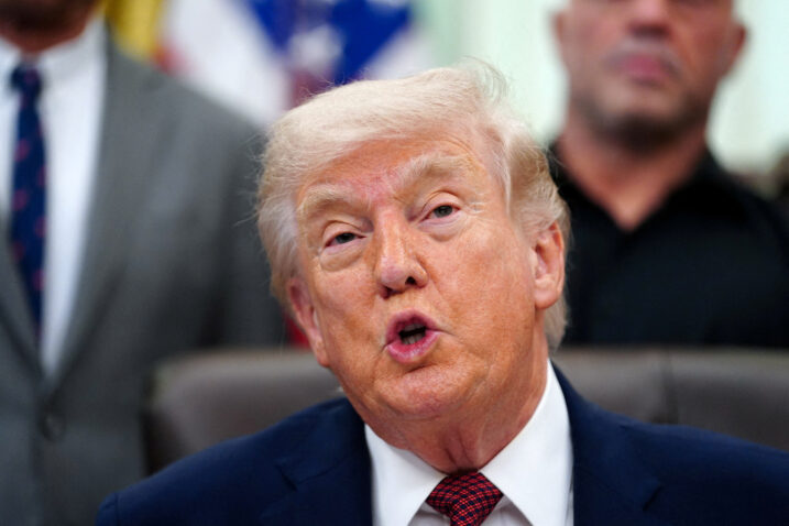 Trump: Iran bi trebao dići "bijelu zastavu", spali su na ispaljivanje ćoraka