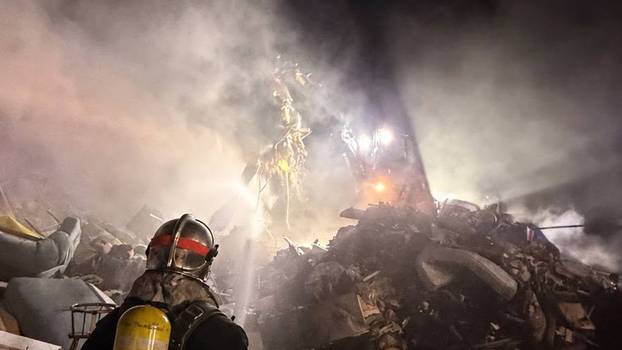 SORTIRNICA OTPADA U LOPARU FOTO Usred noći buknuo požar na Rabu! Gorjele tone otpada