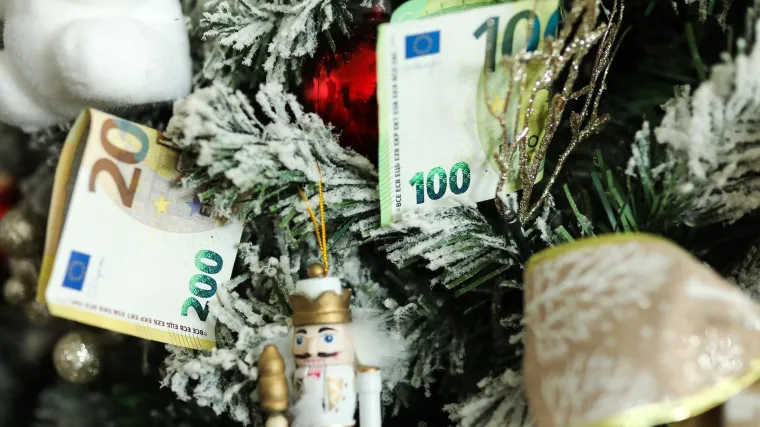 PRVI DONOSIMO / Ovo su božićnice koje će dobiti zaposlenici u državnim firmama: Najviše se isprsio HEP