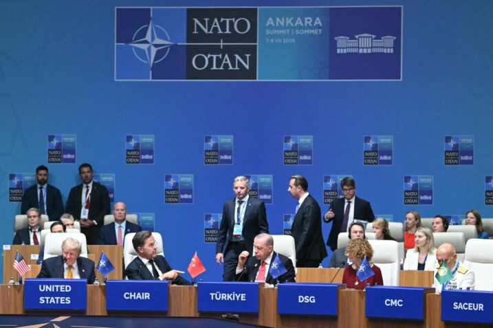 Turski predsjednik Erdogan svim čelnicima na summitu NATO-a poklonio  gravirane pištolje i streljivo