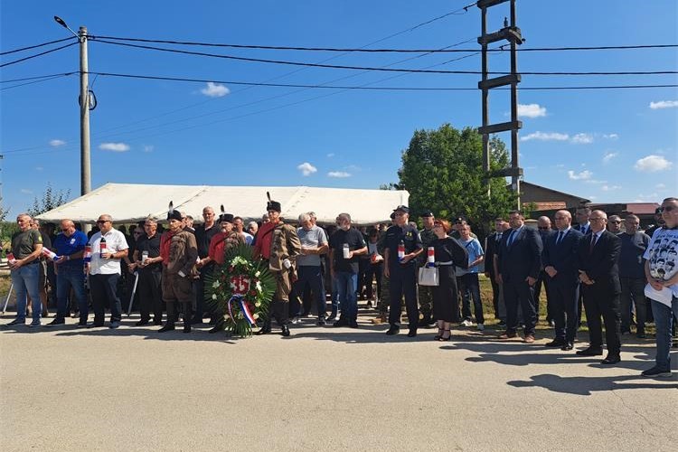 Na komemoraciji za 13 hrvatskih branitelja obitelji ostale po strani: Na polaganje vijenca krenule tek nakon reakcije jednog člana obitelji