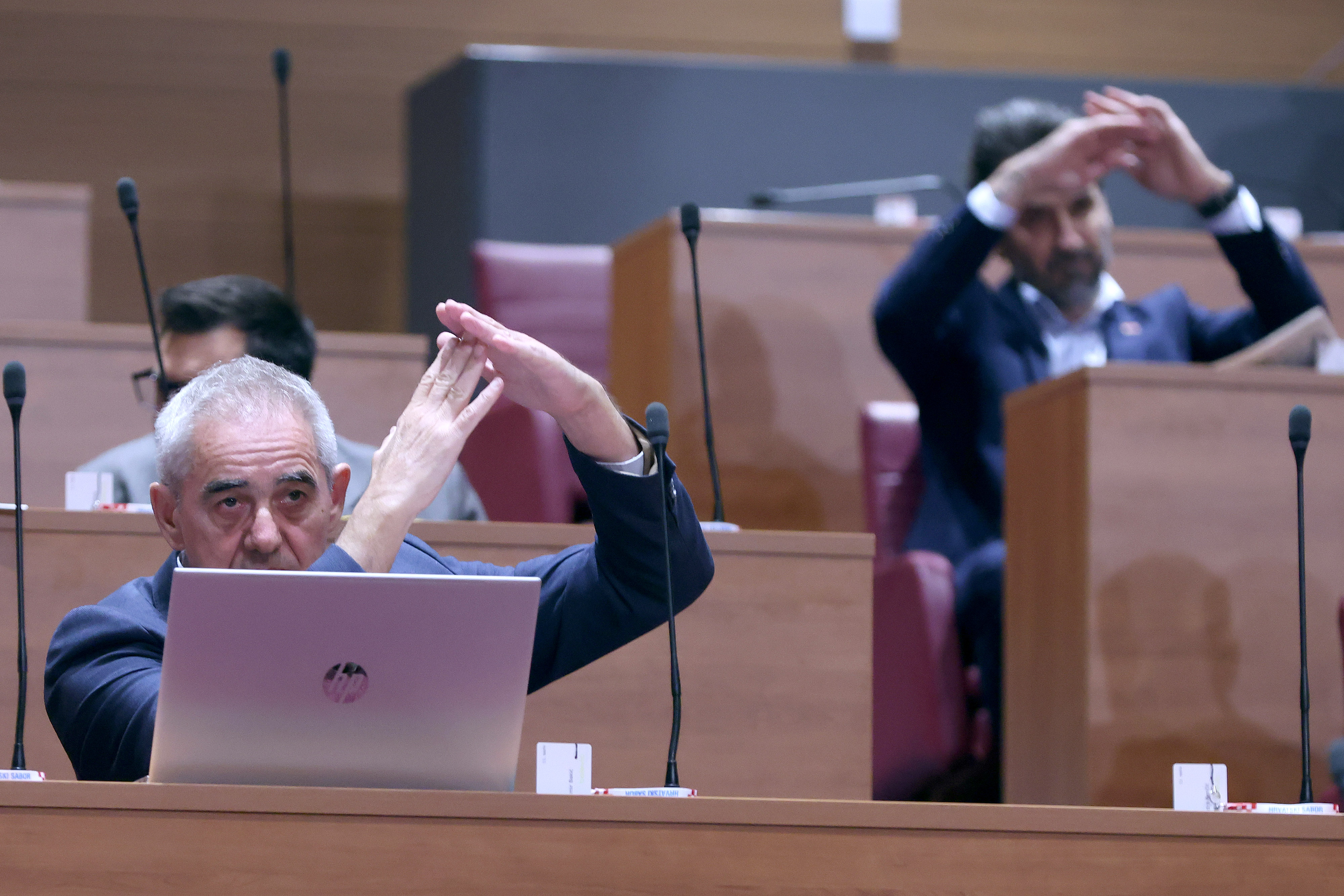 BURNA RASPRAVA O BRANITELJSKIM MIROVINAMA: Oporba podržala Vladu, ali poručuje – „Odbili ste naš prijedlog, a sada predlažete isto“