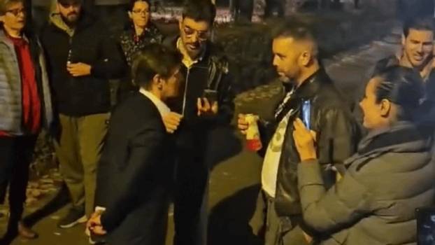IZBORI U SRBIJI VIDEO Ana Brnabić svađala se s građanima, oni je snimali pa zapjevali: A sad' adio...