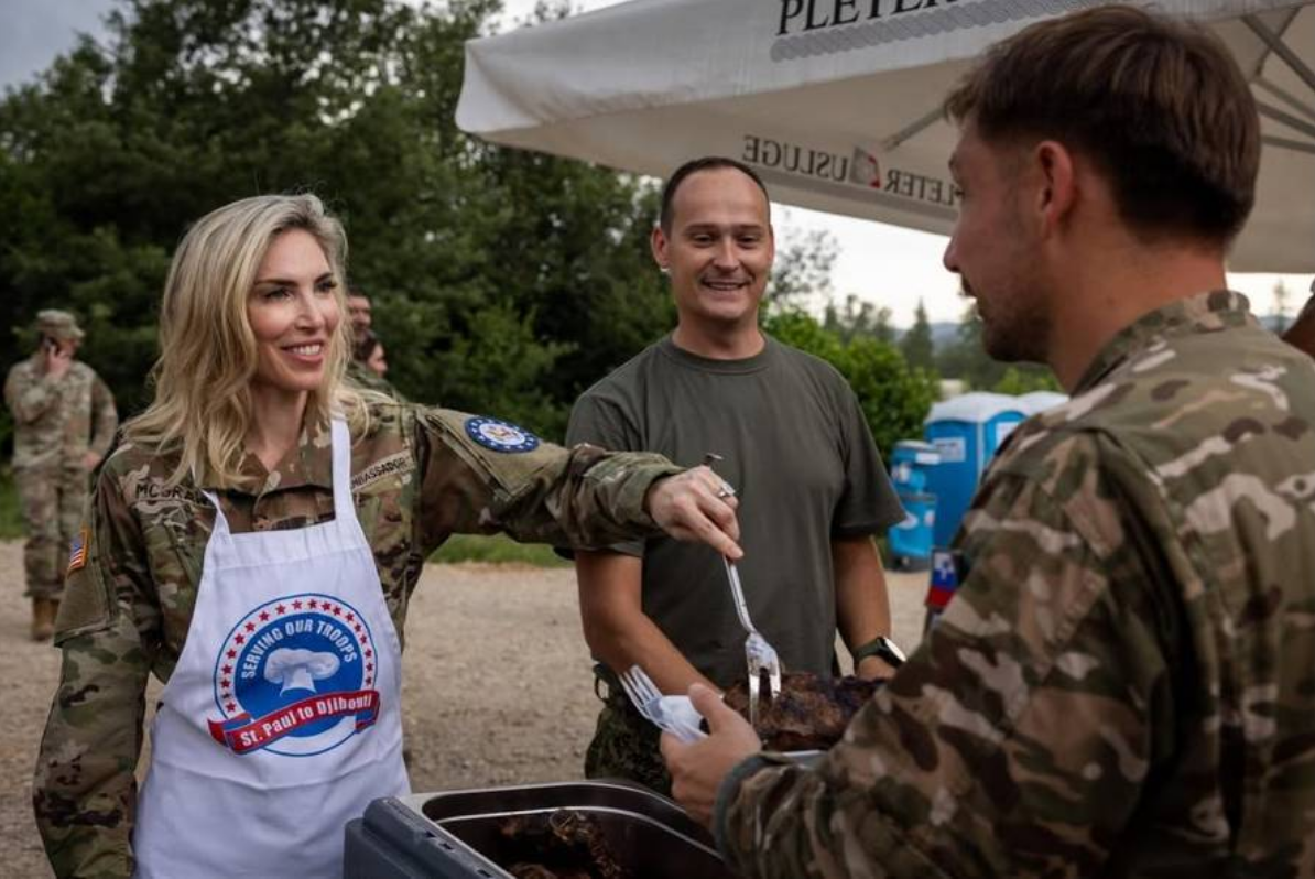 Američka veleposlanica u Slunju poslužila obrok vojnicima na vježbi Borbena moć 26