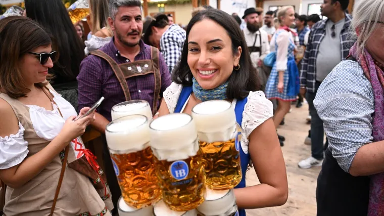 A TEK VODA... / Znate li koliko košta krigla piva na Oktoberfestu? Malo je skuplje nego lani