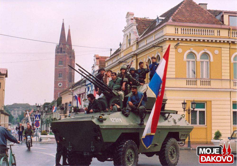 18. RUJNA 1991. – U 6:30 HRVATSKI BARJAK NA DRAČICAMA: Nakon 67 sati Đakovo je slobodno od JNA