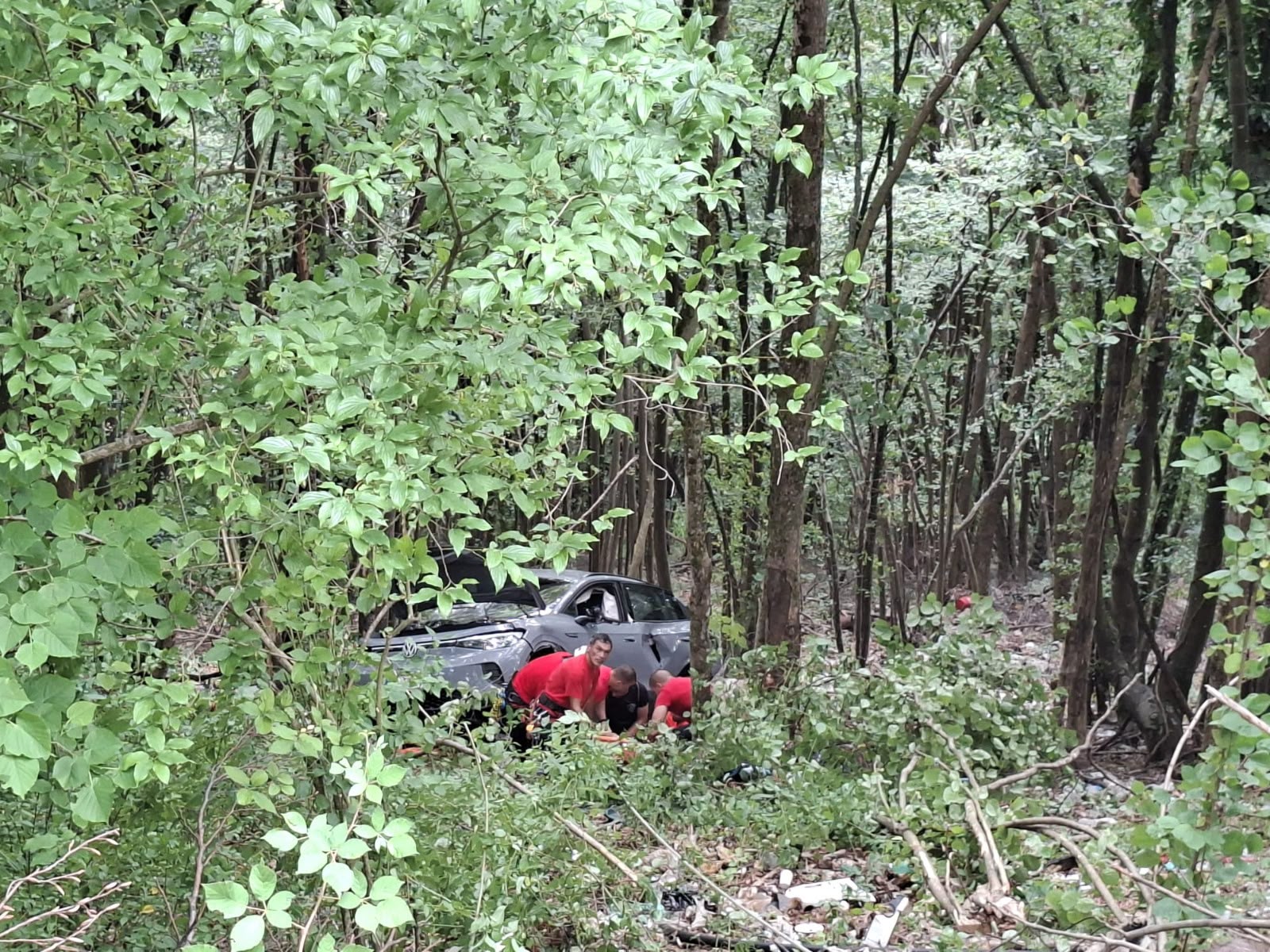 Drama kod Plitvica: Automobil visio nad provalijom, dvoje djece helikopterom prebačeno u bolnicu