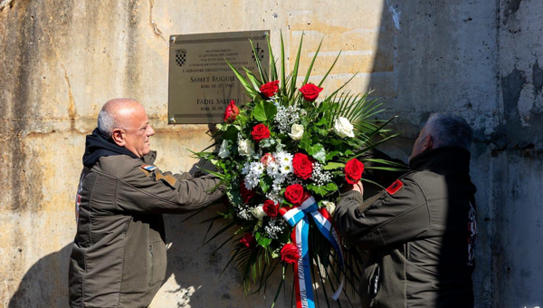 Gospić se prisjetio albanskih branitelja: Prije 35 godina poginuli su Samet Bugujevci i Fadil Salihu