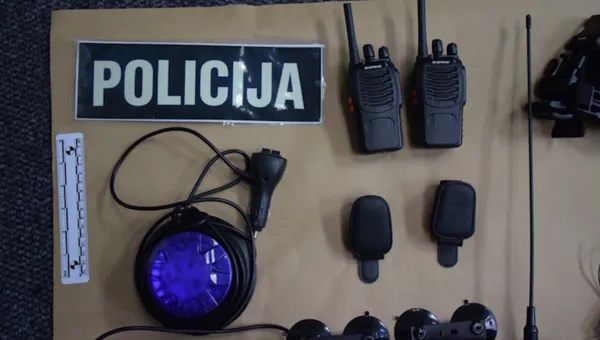 UPALJENE ROTIRKE Projurio kroz dva crvena pa policajcima pokazao značku: Nevjerojatno što je sve imao u autu