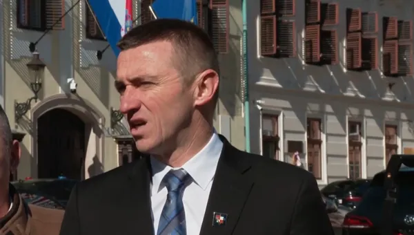 KOMENTIRAO I NOVE PLAKATE  Stručnjak prozvao Penavu: 'Zašto želi štititi tipove povezane sa srpskim službama?'